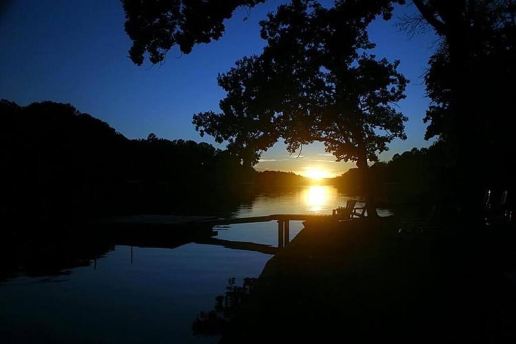 #05 - Lakefront Two Bedroom Cottage- Pet Friendly Hot Springs Extérieur photo