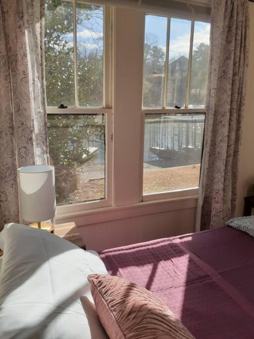 #05 - Lakefront Two Bedroom Cottage- Pet Friendly Hot Springs Extérieur photo